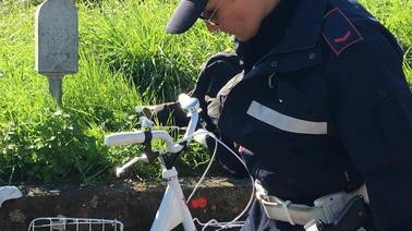 Coniugi in bici travolti da un’auto sulla ciclopista