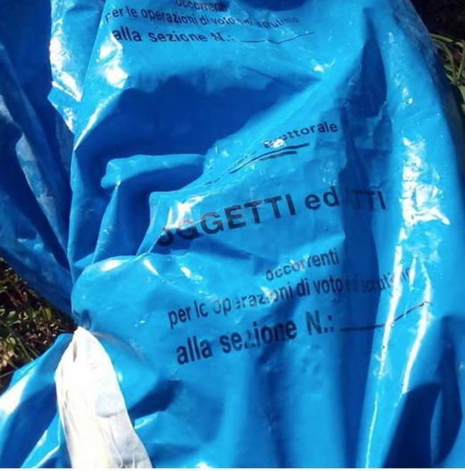 Sacco elettorale trovato in pineta 