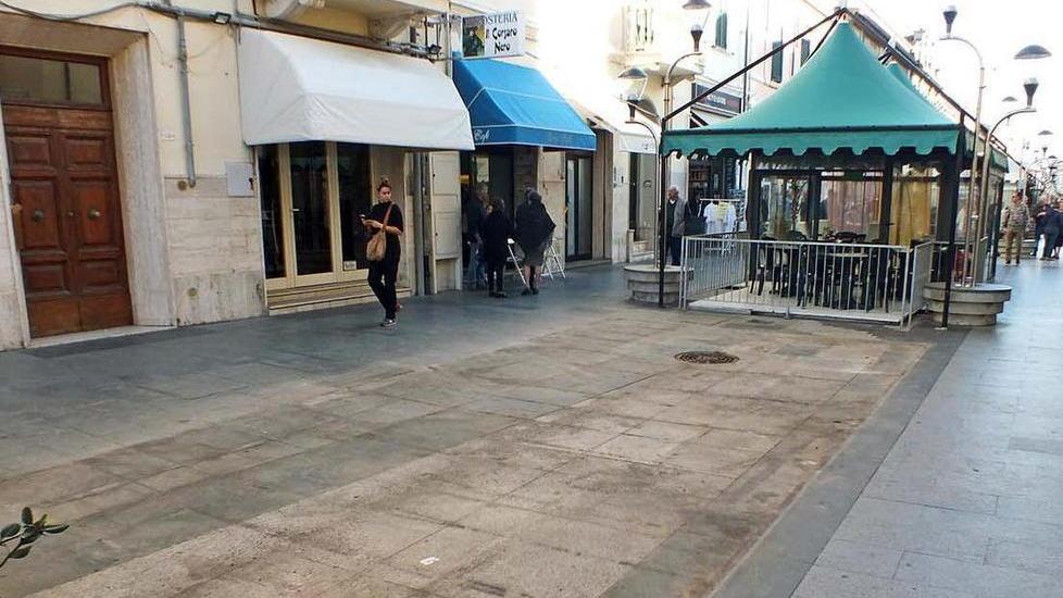Via alla rimozione dei gazebo al centro dell’area pedonale