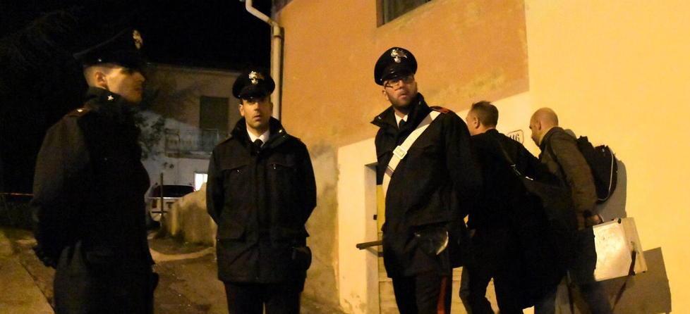 Uccide la moglie e si toglie la vita 