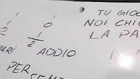 Scritte sul cofano e pneumatici bucati