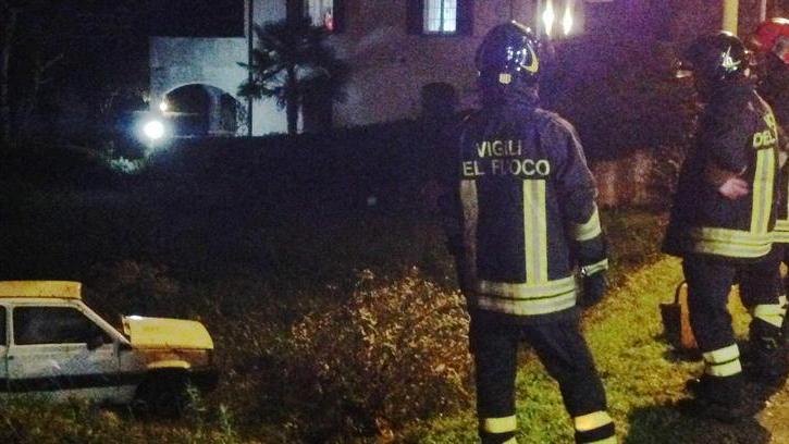 Auto finisce in una scarpata: due feriti