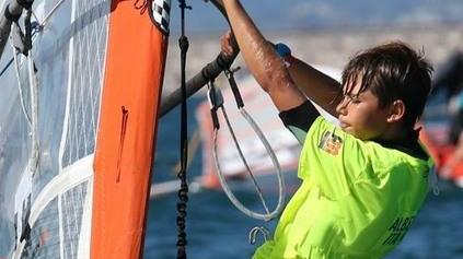 Surfisti sardi a caccia del vento iridato