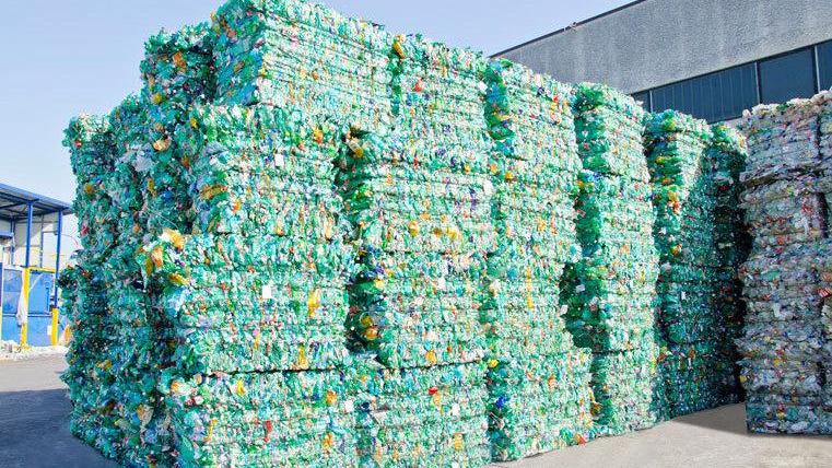 Un'enorme catasta di plastica riciclata da un'azienda di Ozieri