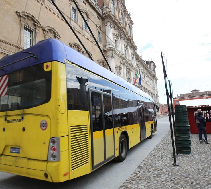 Bus, continua il caso abbonati Mezzi bloccati in piazza Roma 