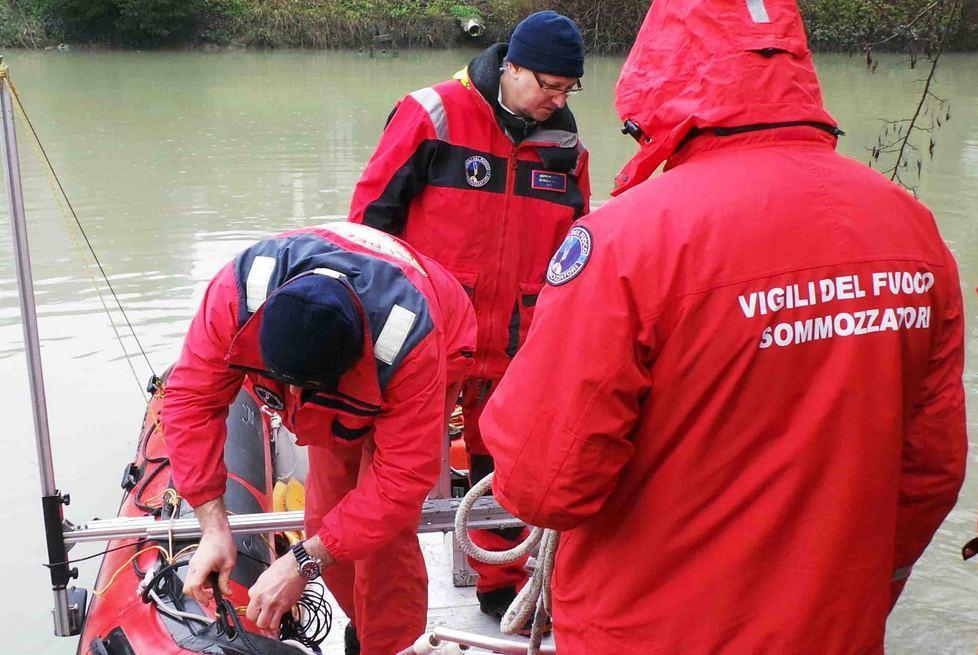 Auto nel canale Il conducente si salva a nuoto