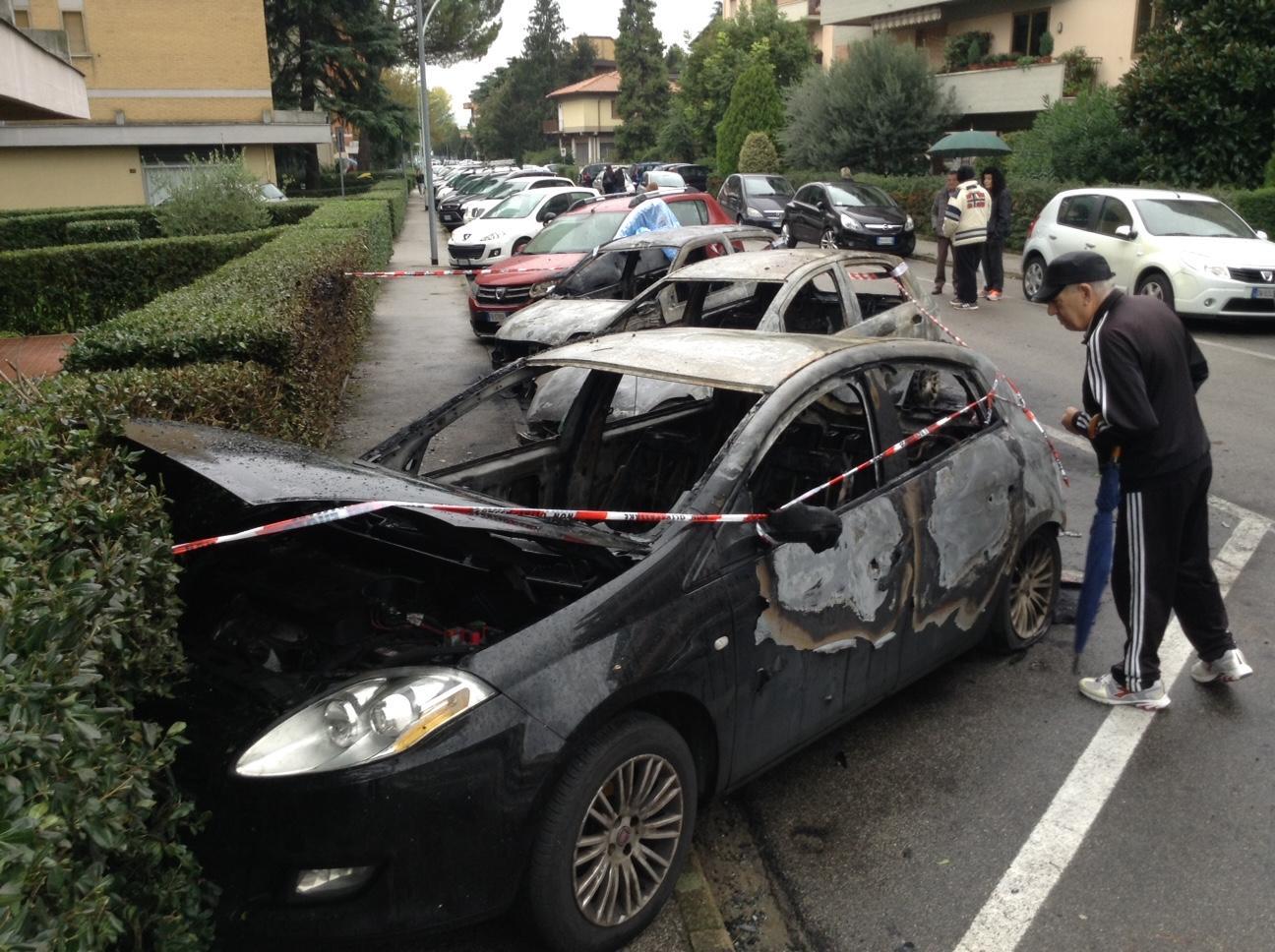 L'incendio delle auto in via Casella (foto Batavia)
