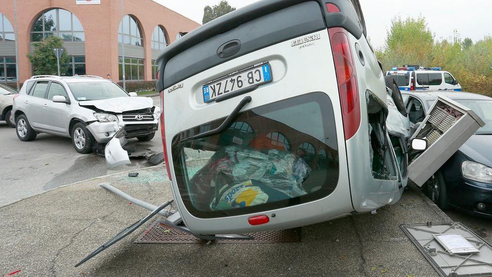 Modena, furgone si ribalta, danni e feriti