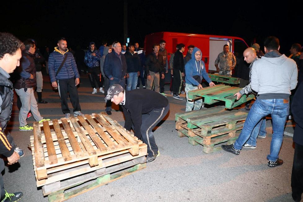 Arrivano i profughi a Gorino, barricate per le strade