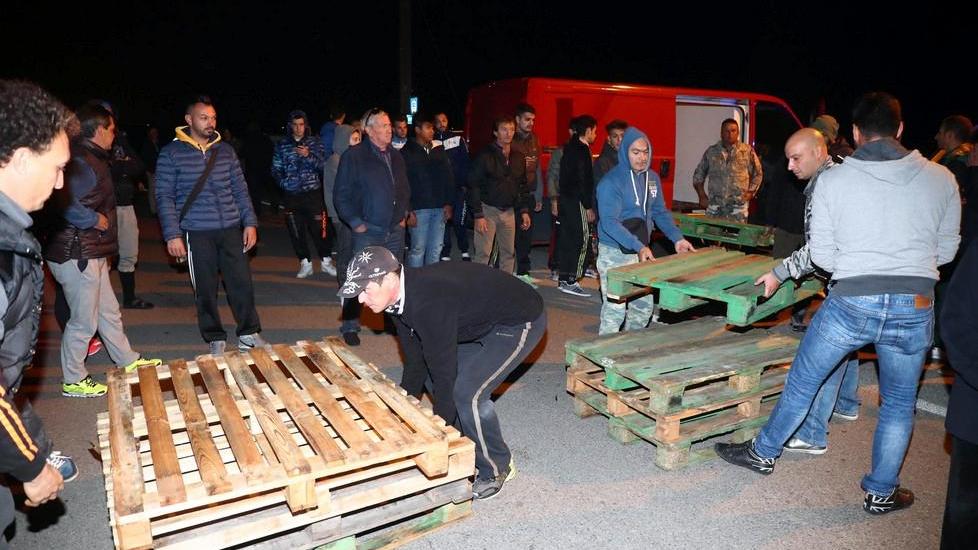 Arrivano i profughi a Gorino, barricate per le strade