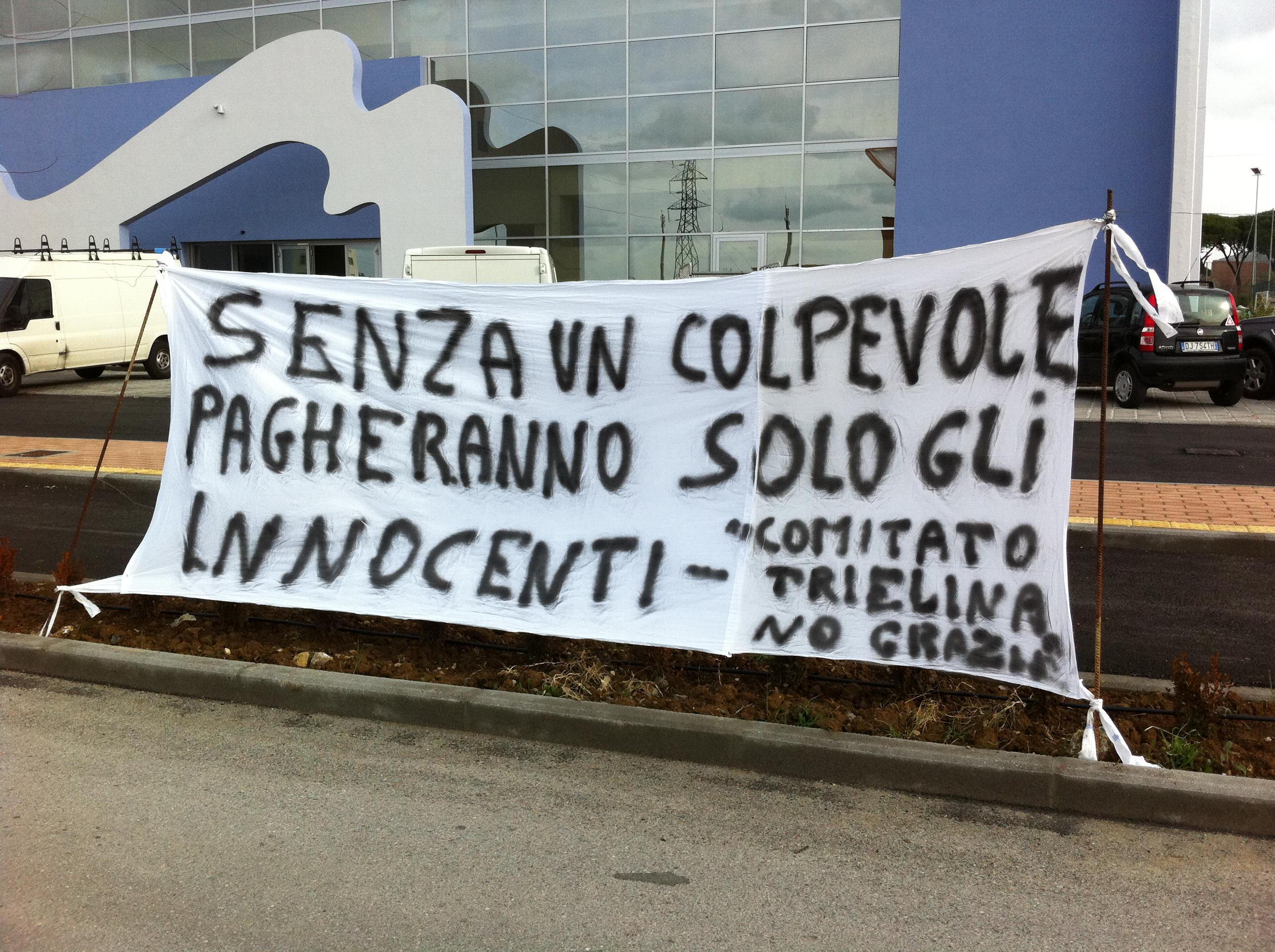 Uno striscione del comitato No Trielina