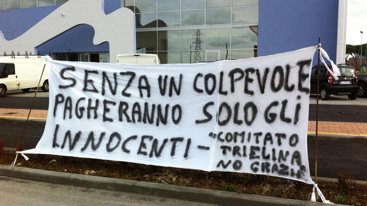 Uno striscione del comitato No Trielina
