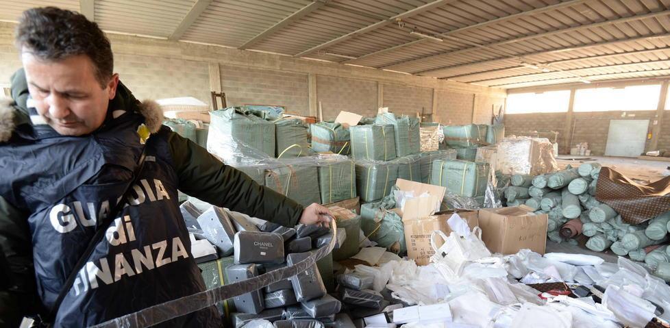 Un blitz anti contraffazione della guardia di finanza