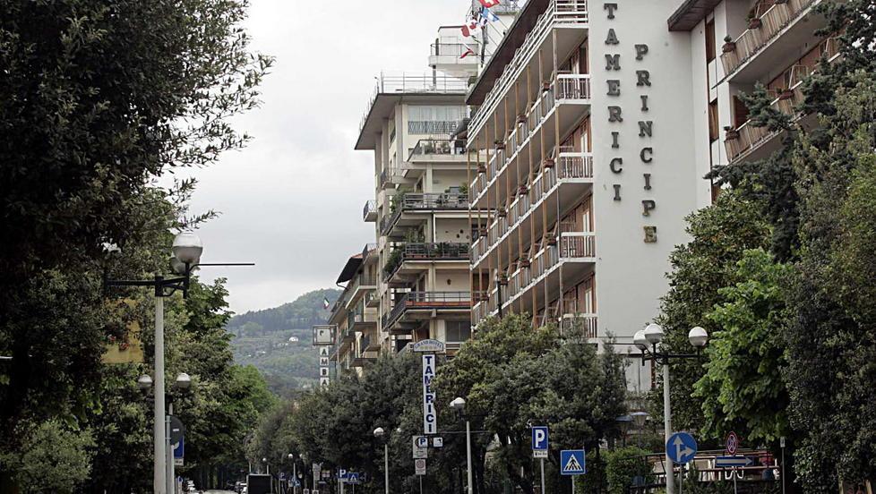 Un viale di Montecatini con strutture alberghiere (Foto Nucci)