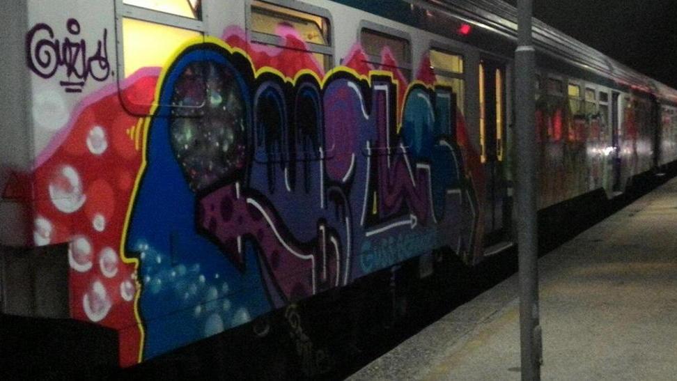 Sorpresi a imbrattare treni e negozi