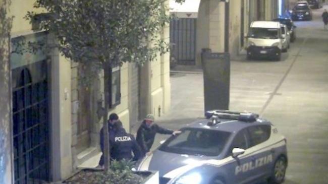 Finisce in manette grazie ai ragazzini