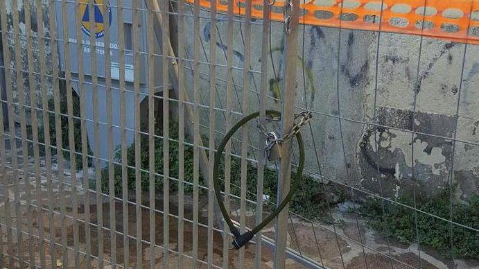 Rompono la rete e si bucano