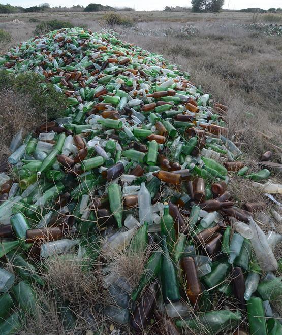 Esposto in procura per la maxi discarica di vetro e bottiglie