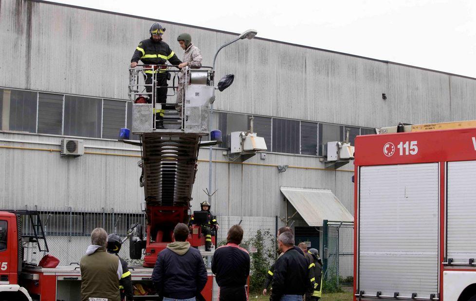 Al suo primo lancio paracadutista sbaglia e finisce sull’hangar 