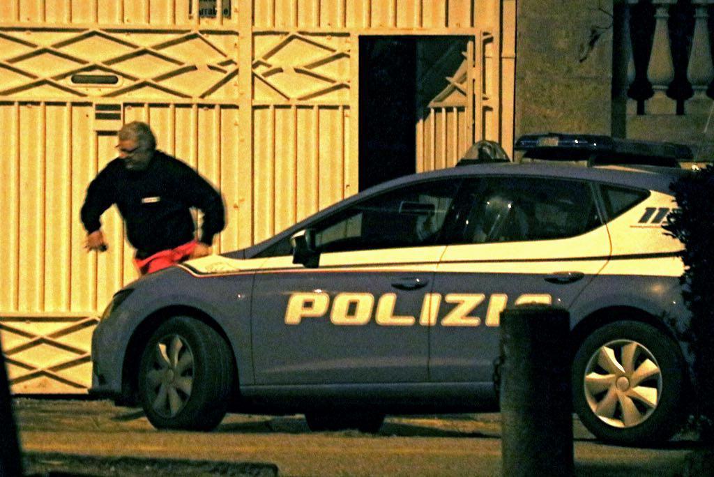 La volante della polizia davanti all'abitazione dov'è deceduta la cinquantaquattrenne (Marzi Pentafoto)