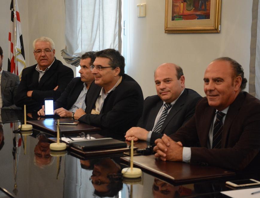 Aeroporto di Alghero, sindaci uniti: "Subito due leggi per salvare lo scalo" 