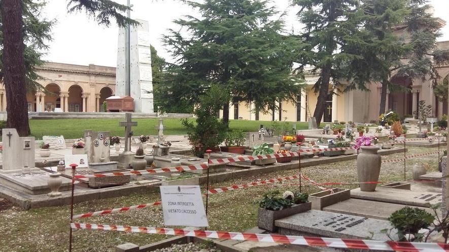 Misericordia: tombe senza pace in mezzo cimitero l’ingresso è vietato - Le foto