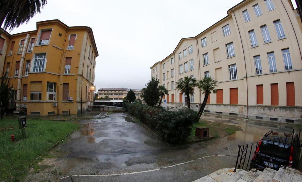 Insegnante di Viareggio colpita da meningite: è grave 