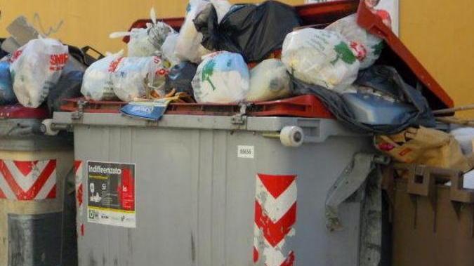 Dietrofront porta a porta, ambientalisti furiosi: "Dove esiste si paga la metà rispetto a noi"