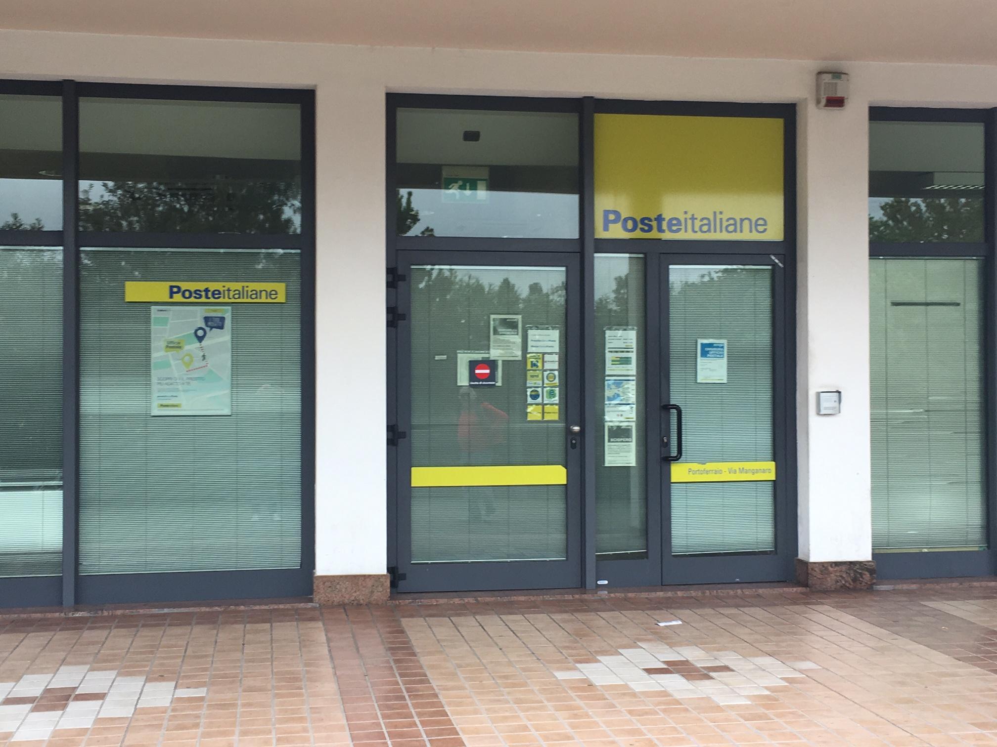 Il cartello che informa della chiusura dell'ufficio postale di Portoferraio