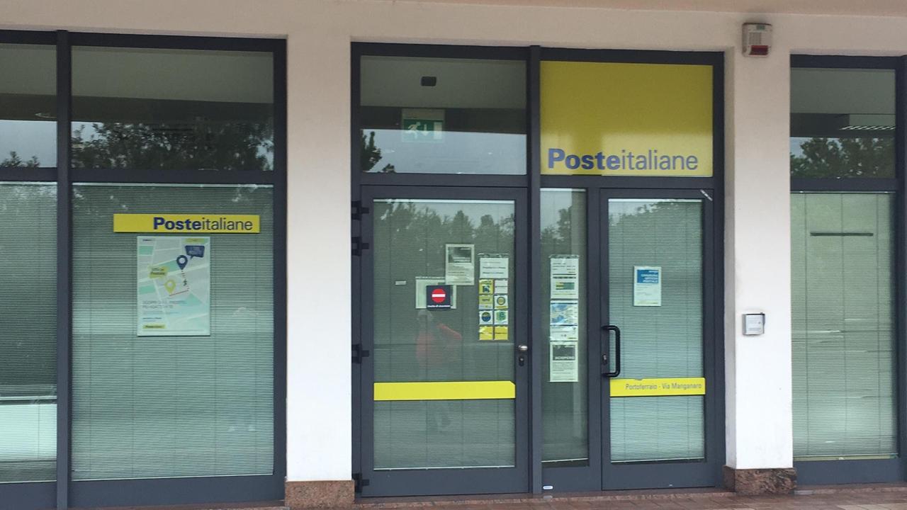 Il cartello che informa della chiusura dell'ufficio postale di Portoferraio