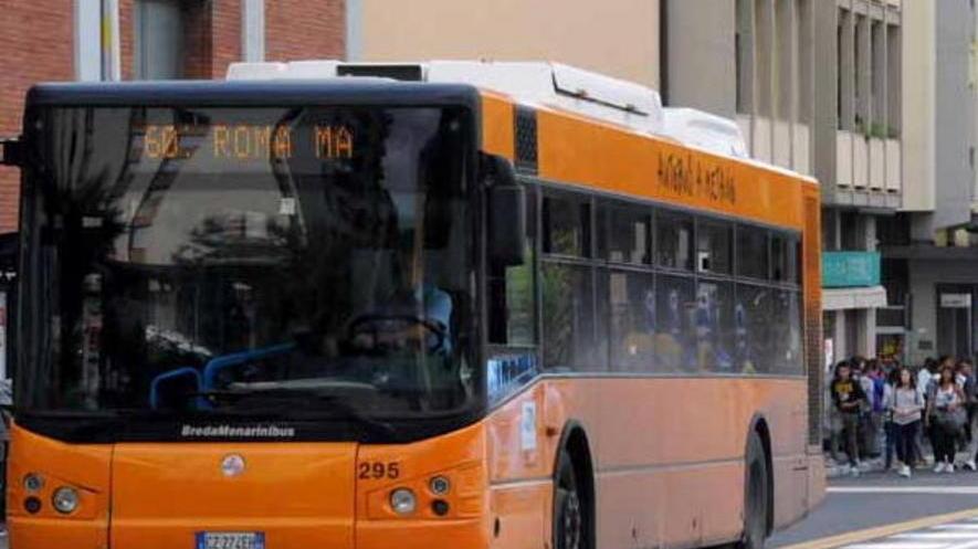 Molesta ragazzina sul bus, inseguito dai passeggeri