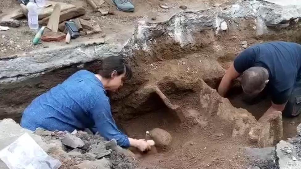 Olbia, uno scheletro riemerge dallo scavo di via D'Annunzio