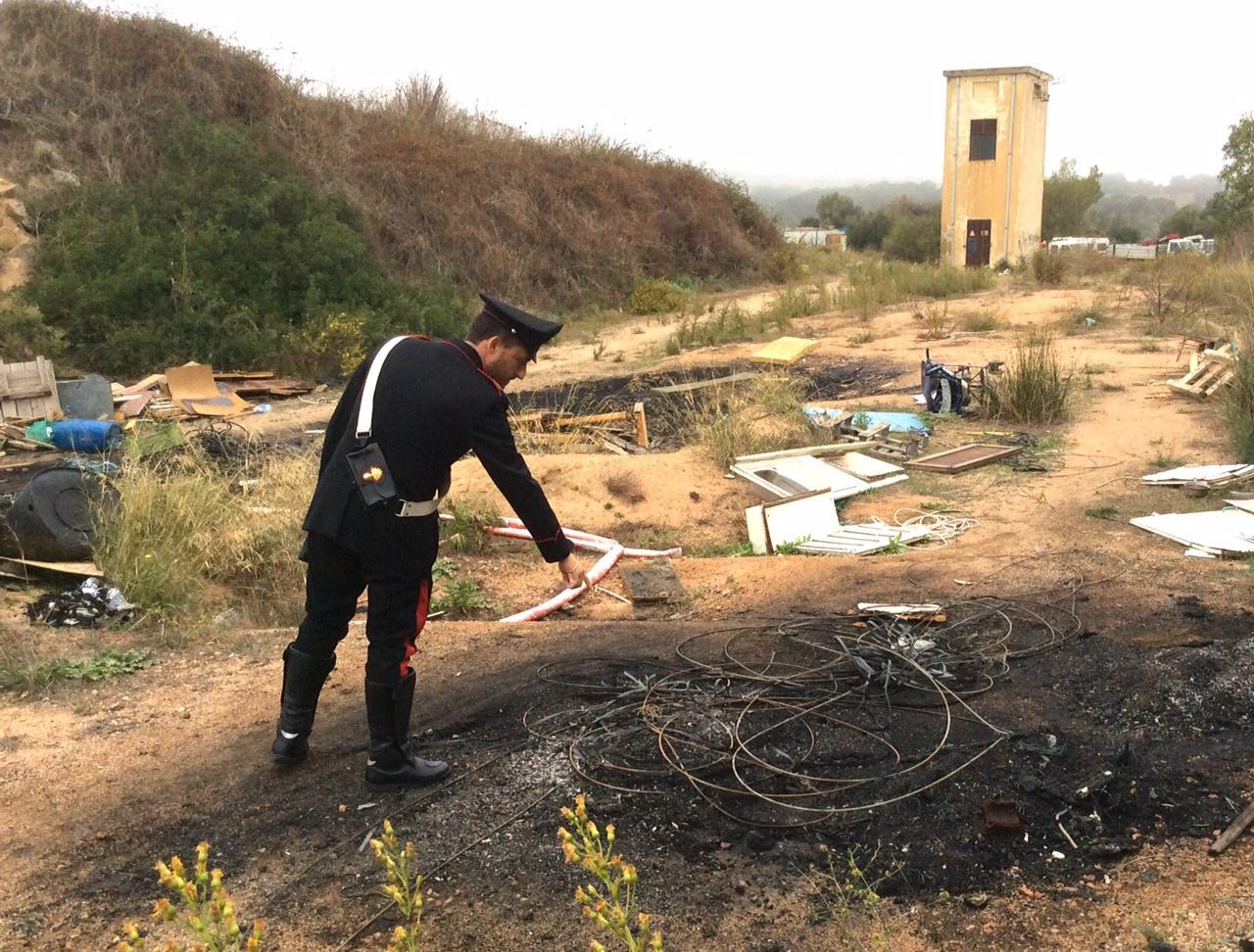 Uno dei carabinieri intervenuti al campo nomadi di Colcò