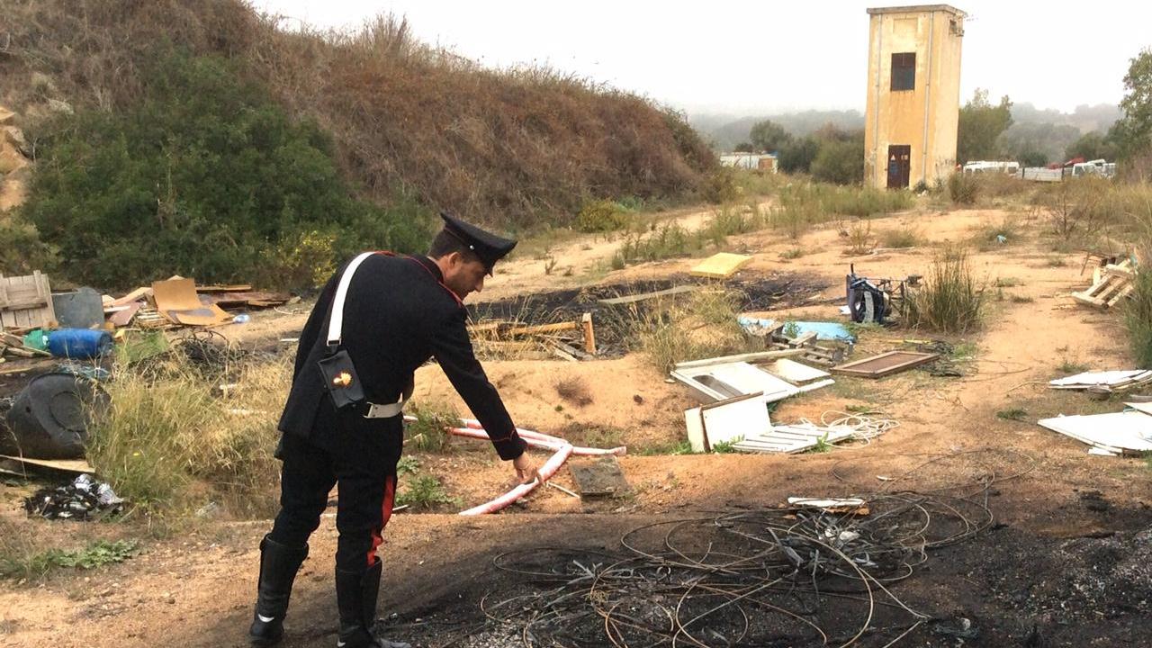 Uno dei carabinieri intervenuti al campo nomadi di Colcò