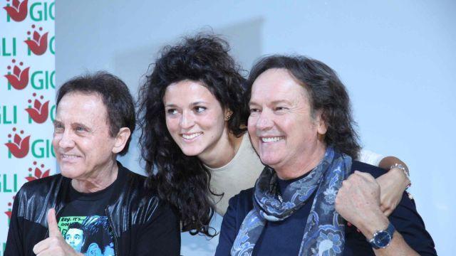 Un'ammiratrice in mezzo a Roby Facchinetti e Red Canzian