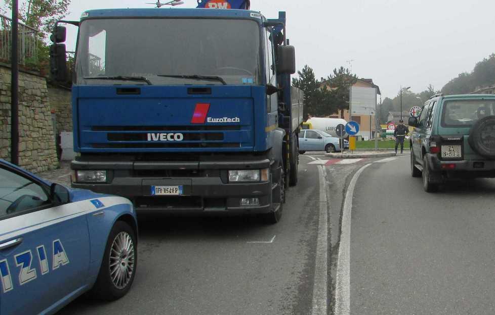 Autocarro investe una 15enne che attraversa la strada 