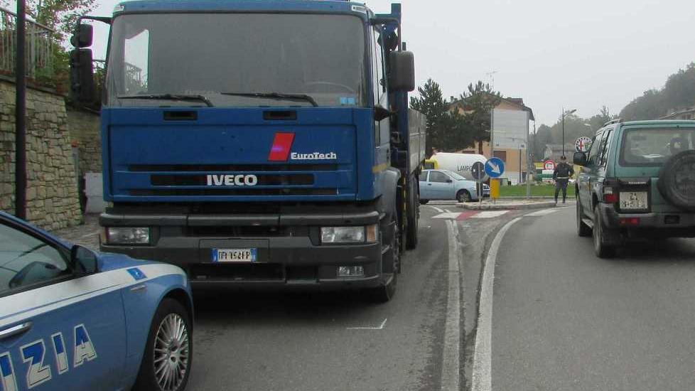 Autocarro investe una 15enne che attraversa la strada