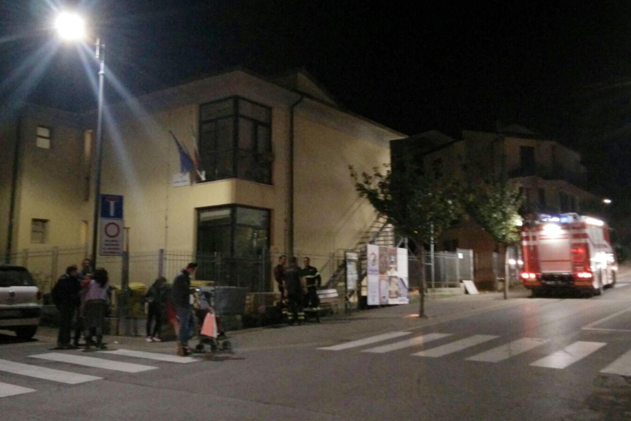 Persone impaurite e vigili del fuoco in strada a Castelfiorentino (foto agenzia Carlo Sestini)
