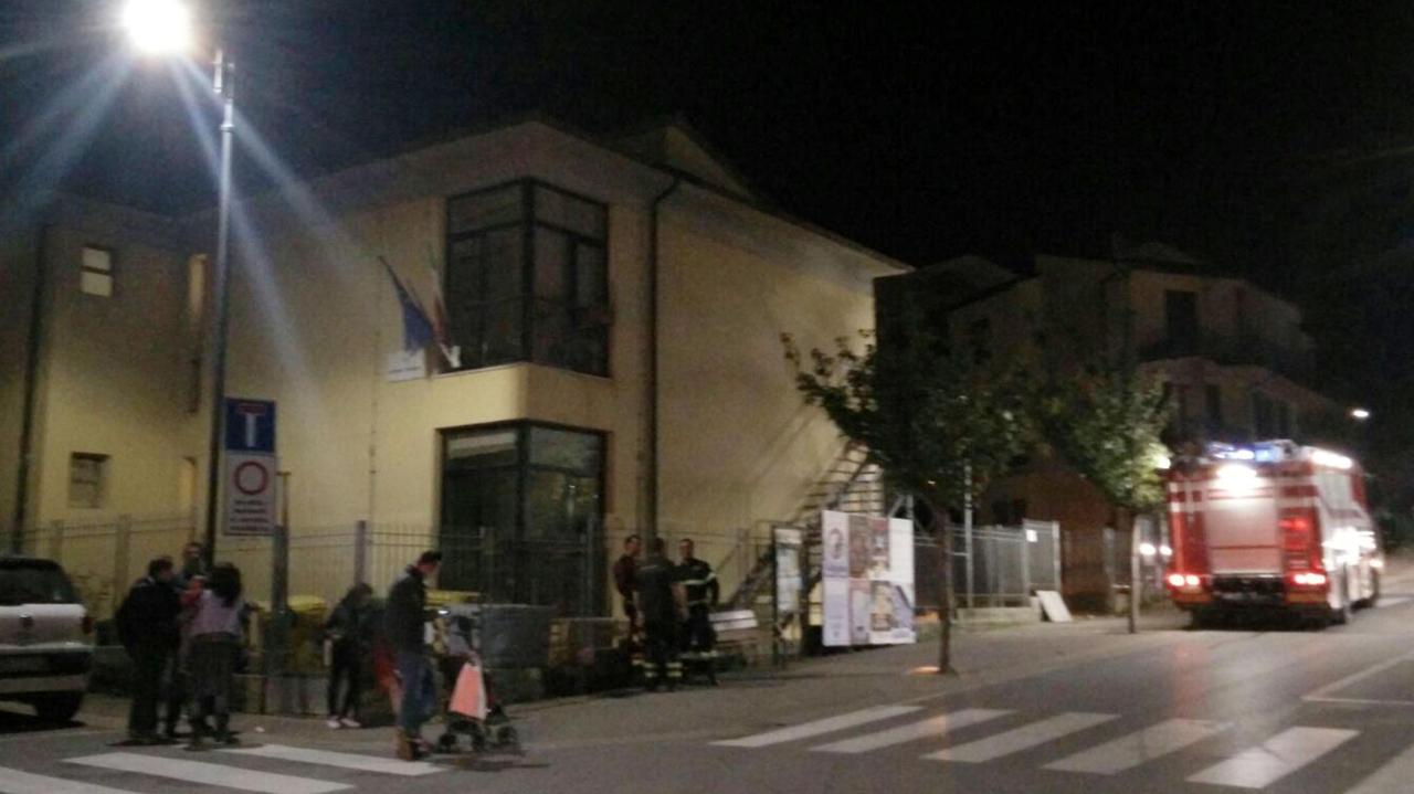 Persone impaurite e vigili del fuoco in strada a Castelfiorentino (foto agenzia Carlo Sestini)