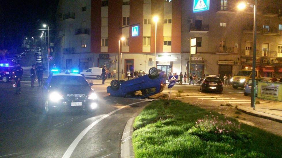 Fuga a tutta velocità con inseguimento dei carabinieri e cappottamento, due arrestati 