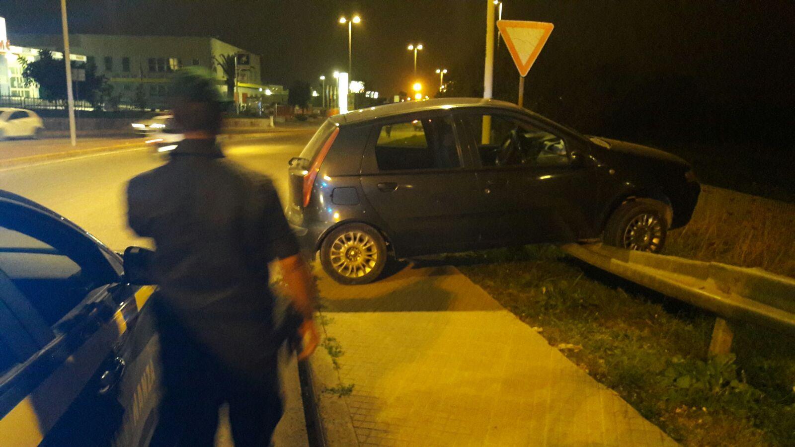 Auto sul guardrail al Latte Dolce