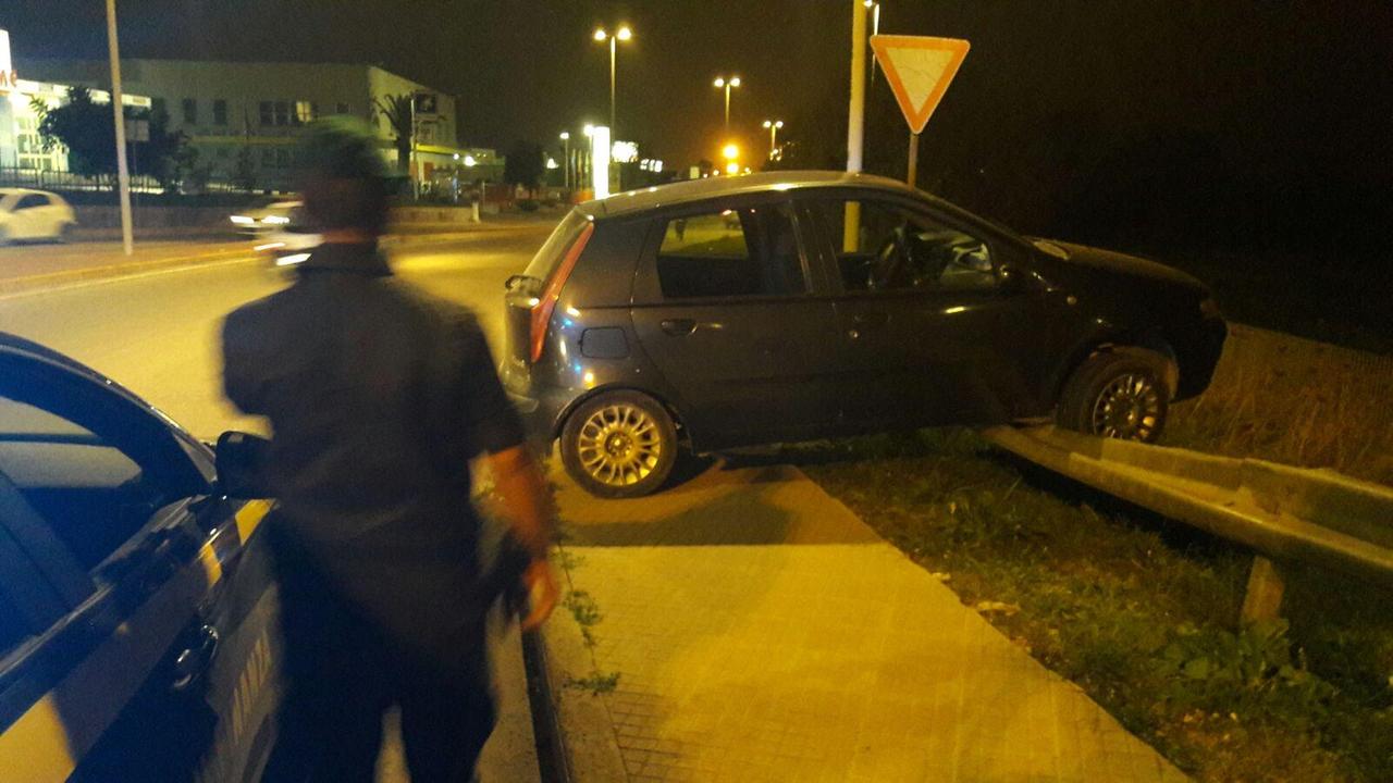 Auto sul guardrail al Latte Dolce