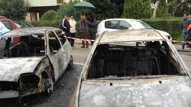 Notte di paura a Coiano Bruciano cinque auto