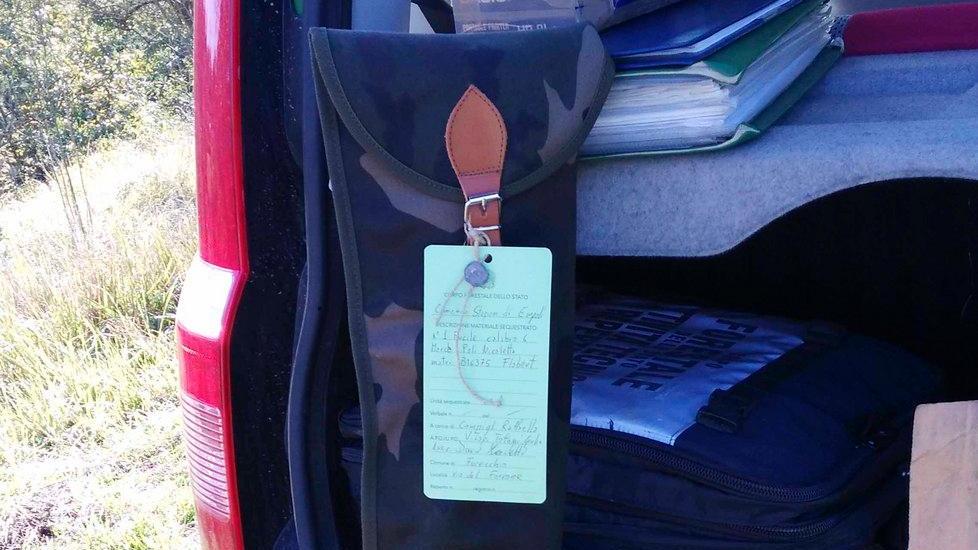 Spara ai fringuelli dal giardino di casa, denunciato