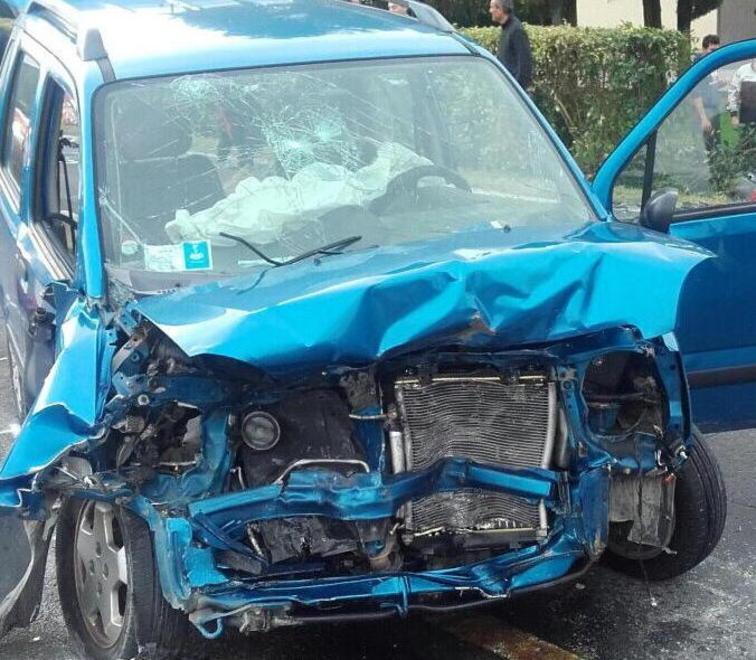 Scontro frontale tra due auto I conducenti in ospedale