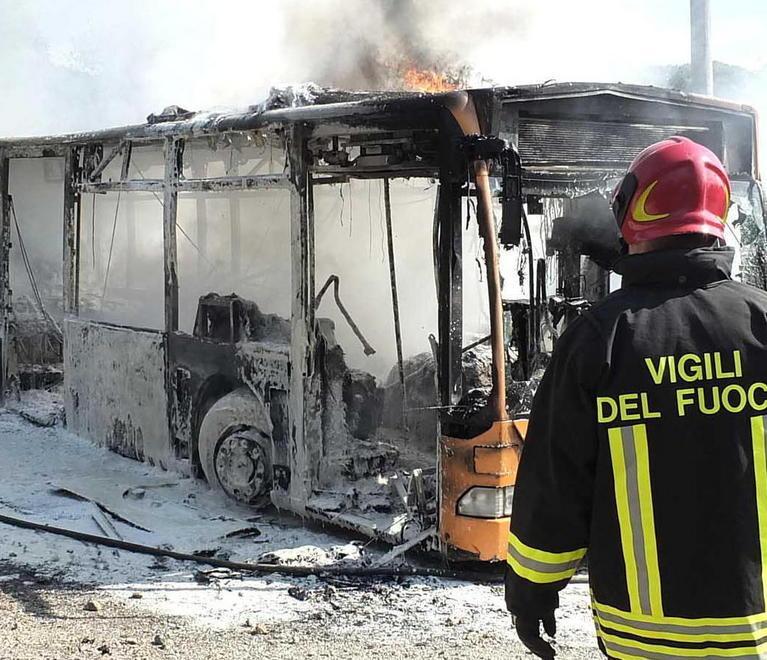 Bus a fuoco, verifiche su 10 mezzi 