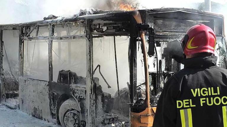 Bus a fuoco, verifiche su 10 mezzi