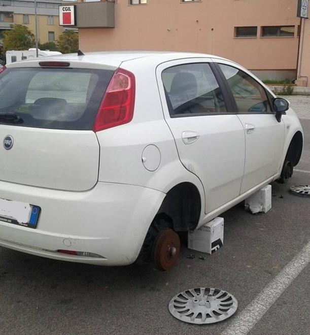 Portano vie le gomme all’auto della Cgil 