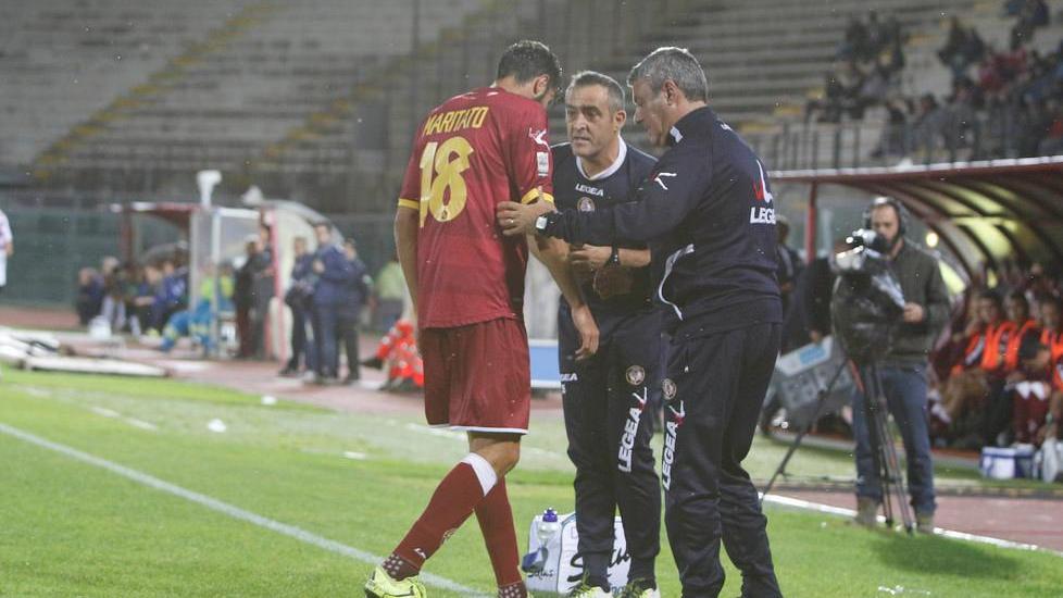 Spinelli resta ancora a casa, finisce tra i fischi