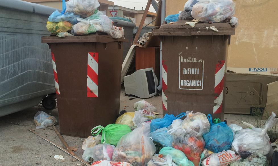 Rifiuti abbandonati da quattro giorni 